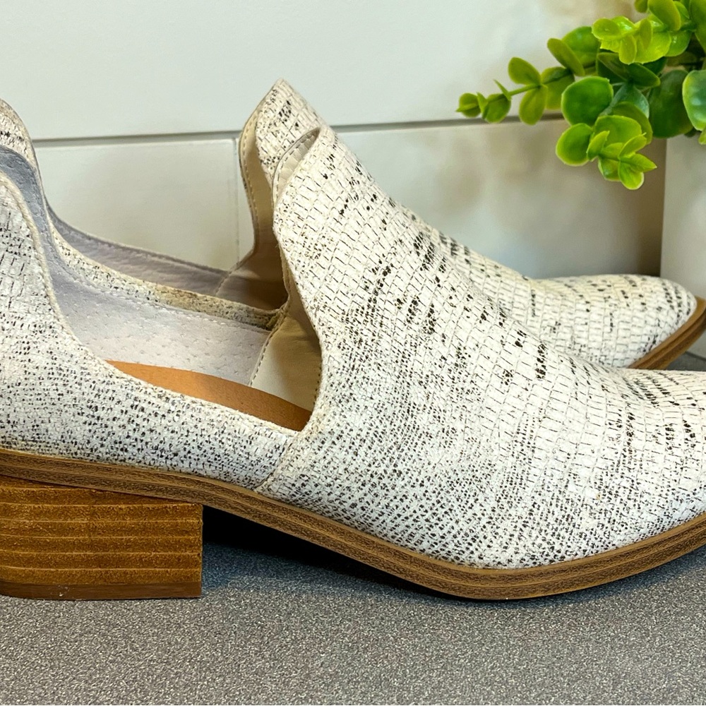 Chinese Laundry Women's Fortune Ankle Boot Snake Skin Grey Size 8 EUC